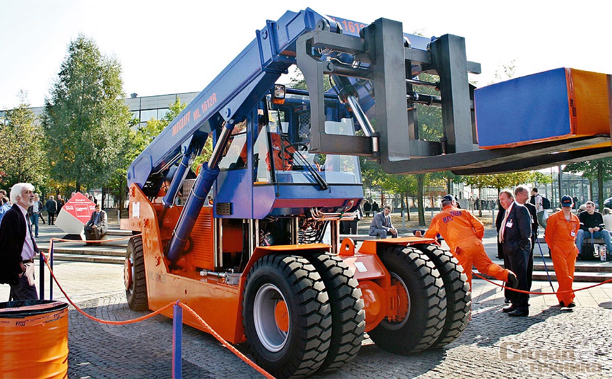 Новый погрузчик Mecklift благодаря каретке бокового сдвига может плотно складировать грузы внутри грузового контейнера