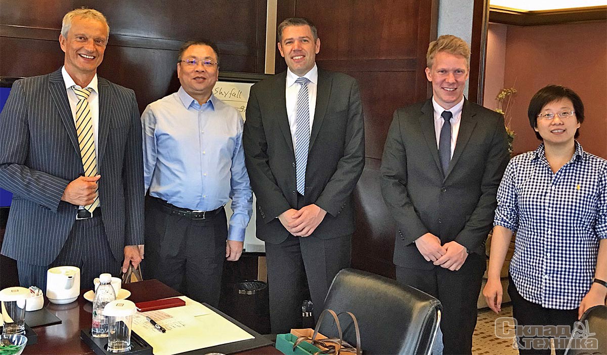 Церемония подписания договора в главном офисе компании Zhijiang (г. Ханчжоу, КНР). Слева направо: генеральный директор компании Ludwig Schwerdtel GmbH Бернхард Столл , председатель правления и генеральный директор компании Zhijiang Хэ Юн Фу, региональный директор по продажам компании Ferag AG Марсель Биндер, генеральный директор компании WRH Global Asia Михаэль Бюхель, заместитель генерального директора компании Zhijiang д-р Тао Сяолэ