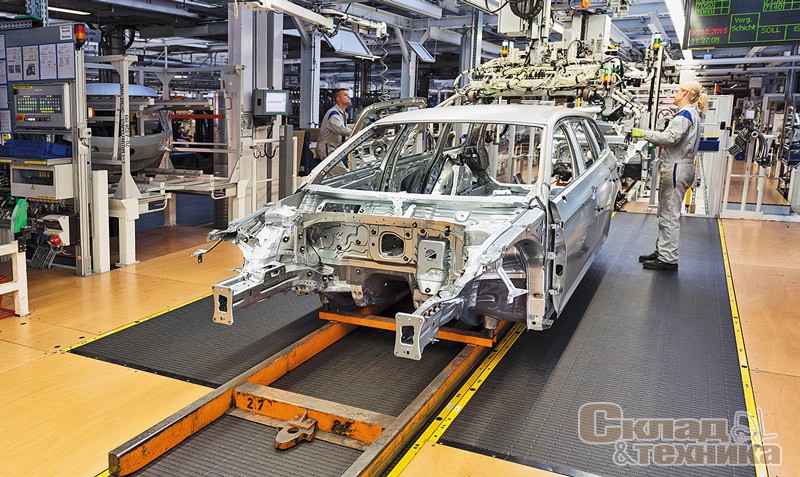 Сборка автомобильных кузовов на заводе Volkswagen в Эмдене: система [i]denimove[/i] используется в качестве модульного конвейера для транспортировки автомобильных кузовов в процессе их сборки и перемещения рабочих