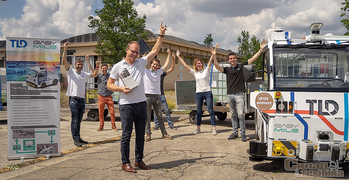 Беспилотный электротягач [b]TractEasy[/b] команды [b]EasyMile[/b] стал победителем IFOY 2020 года в категории «Робот для AGV и интралогистики» (AGV & Intralogistics Robot). Он изготовлен на базе перонного тоу-трактора [b]TLD JET-16[/b], используемого в аэроузлах и хабах. Тягач расширяет операционную гибкость на промышленных объектах и логистических центрах. TractEasy показал буксирующую способность 25 т и скорость 25 км/ч в различных погодных условиях: сильный дождь, небольшой снег, при температуре от –15 °C до + 35 °C.