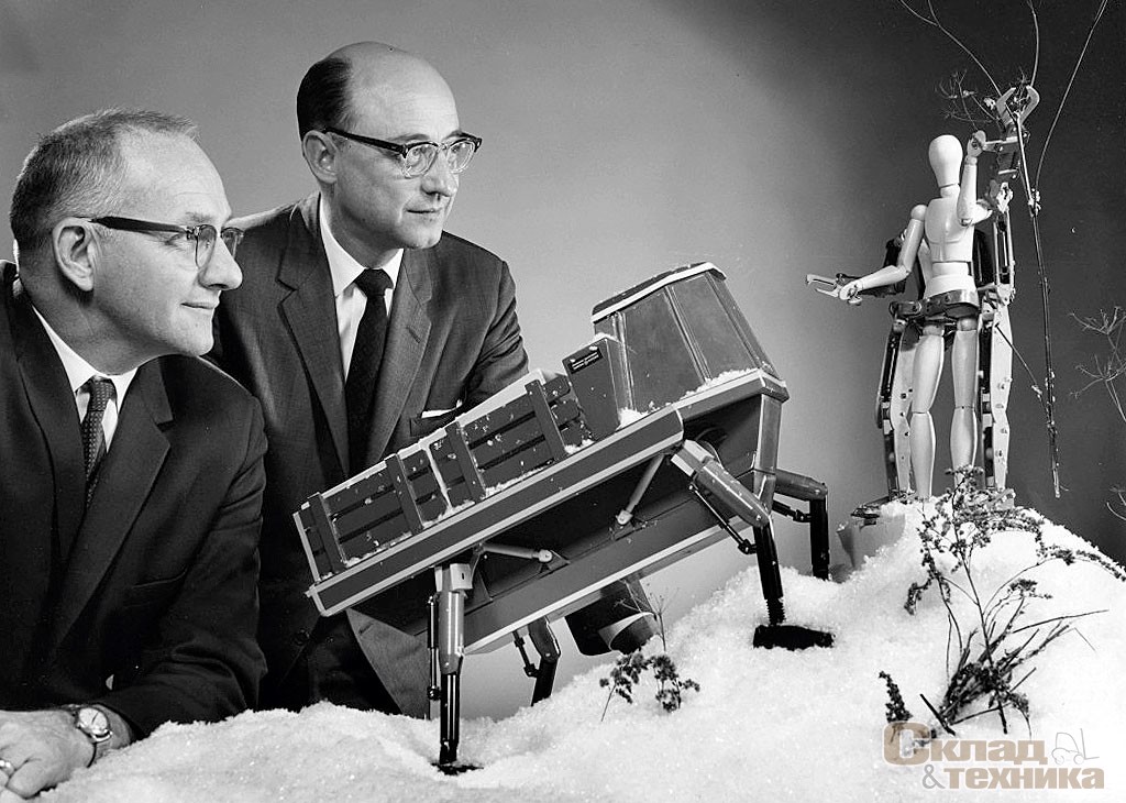 Инженеры GE Ральф Мошер и Арт Бюче с моделями Walking Truck и Hardiman в 1966 году