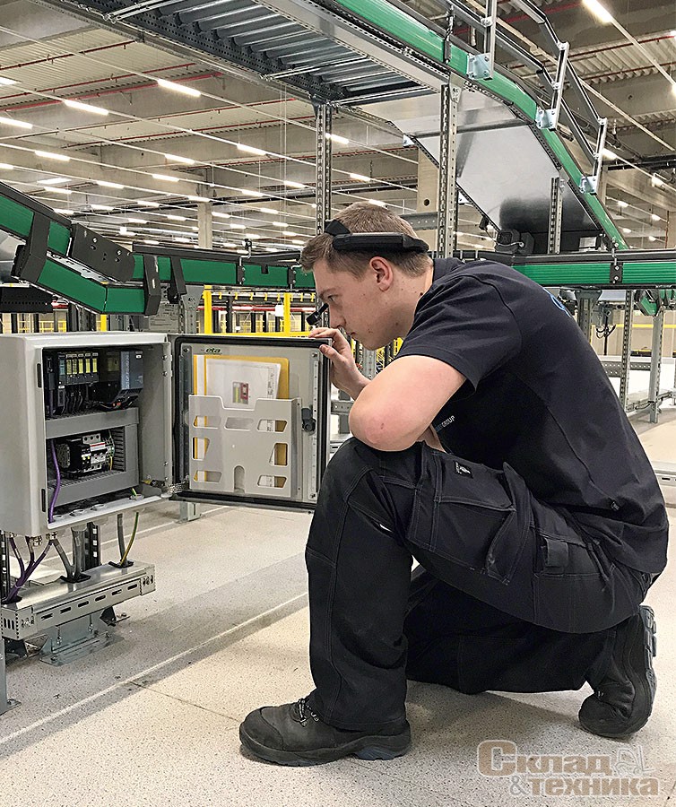Техник сервисной службы через камеру в BEUMER Smart Glasses получает всю необходимую информацию в режиме реального времени