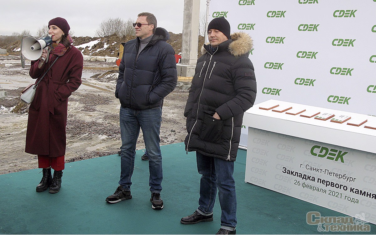 На церемонии закладки первого камня. В середине – Л. Гольдорт