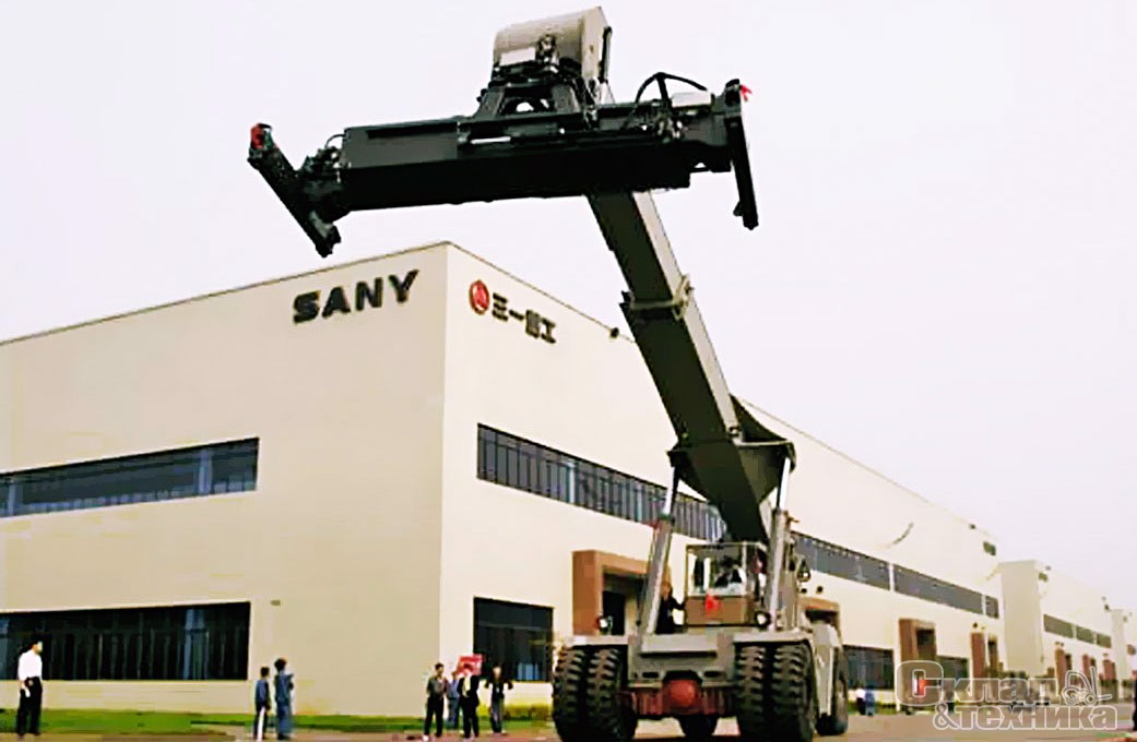 Первый экземпляр ричстакера RSС45-5M вышел из цехов завода SANY Heavy Industry Co. летом 2005 года