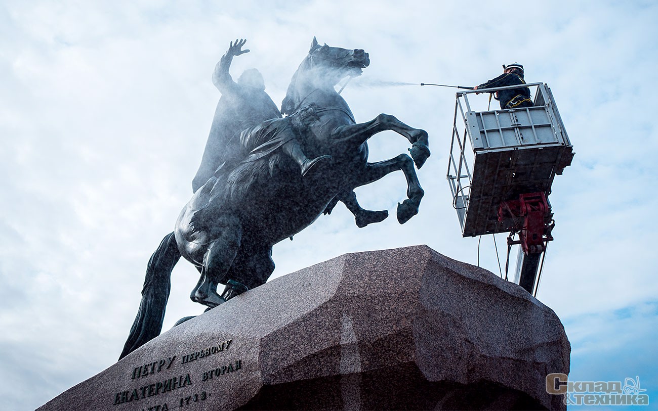 К завершению сезона реставраторы Государственного музея городской скульптуры при поддержке компании «Керхер» провели работы по промывке памятника Петру I на Сенатской площади